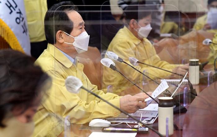현행 거리두기 2주 연장…5인 이상 모임금지도 유지