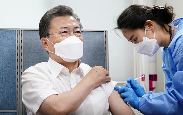 문재인 대통령 “제가 백신 맞아보니 안심…안전성 논란 끝내달라”