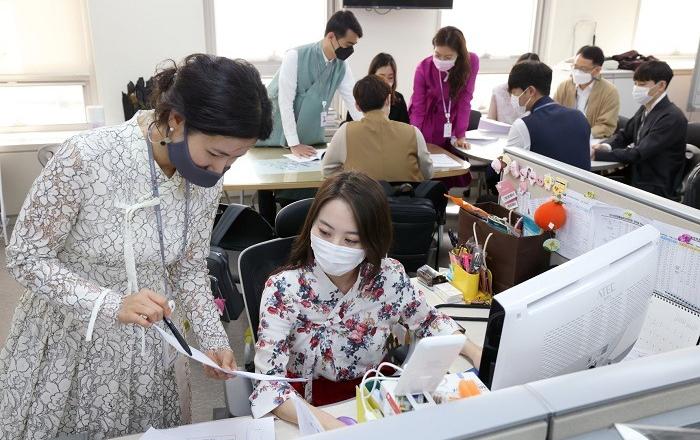 ‘한복 입기 좋은 날’ 문체부 직원들 자율 참여…한복 문화 확산 앞장